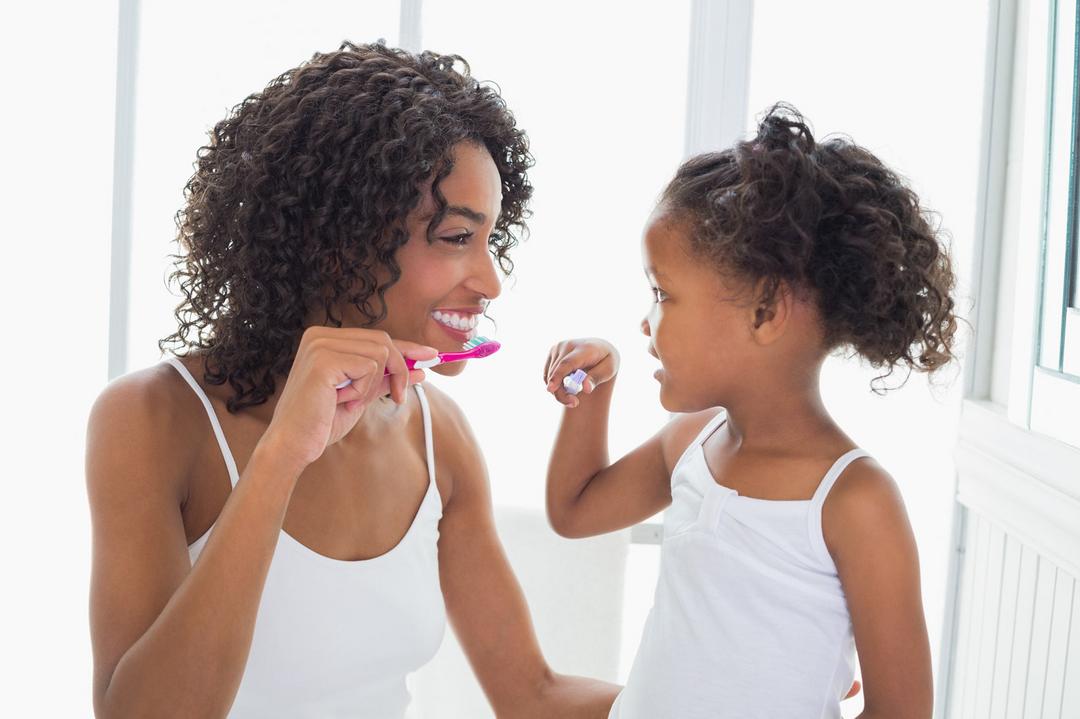 Aprenda a ensinar higiene bucal para crianças