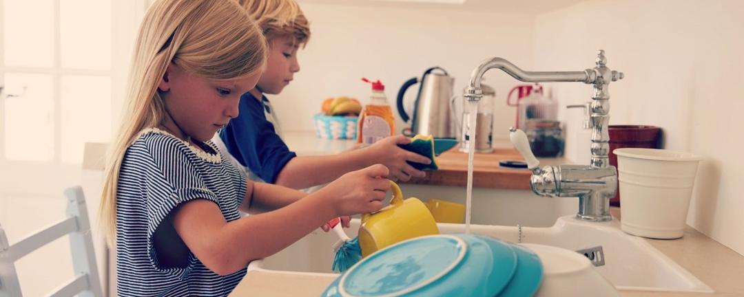 Qual é a idade certa para os pequenos ajudarem nos afazeres domésticos?