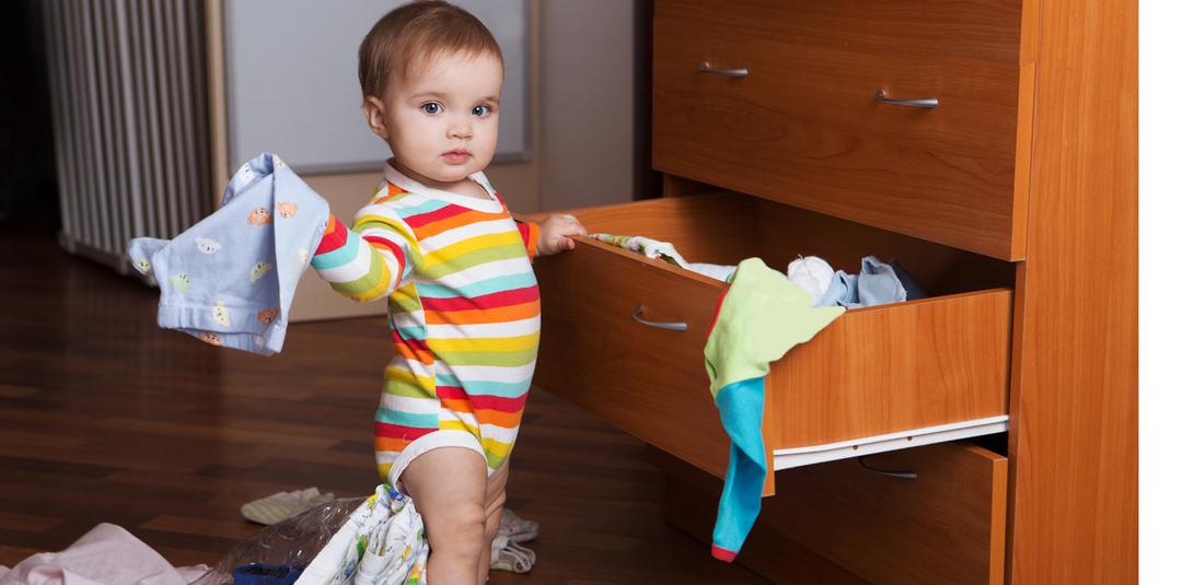 Qual é a melhor forma de organizar o guarda-roupa do bebê?