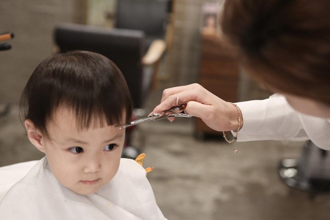 Quando é a hora certa para o primeiro corte de cabelo do bebê?