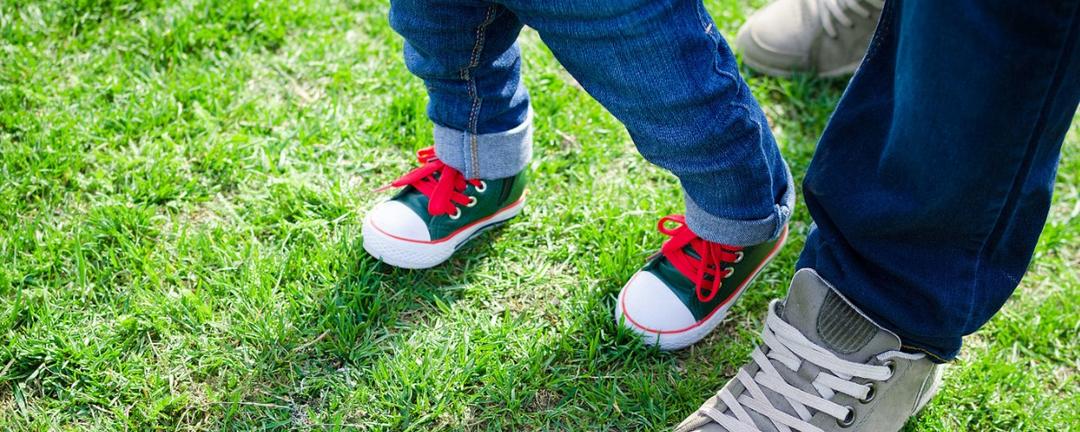 Qual é o momento certo de os pequenos começarem a usar sapatinhos?